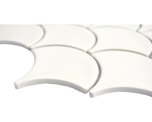 Detailopname van keramische tegels in waaiervorm