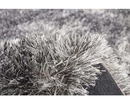 Close-up van een grijs shaggy vloerkleed met lange vezels