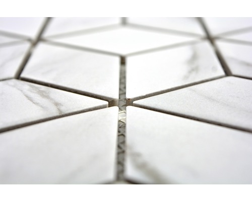 Close-up van witte mozaïektegels in ruitvorm.