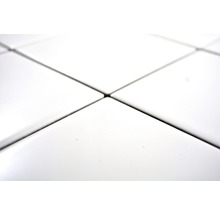 Close-up van witte tegels met voegen
