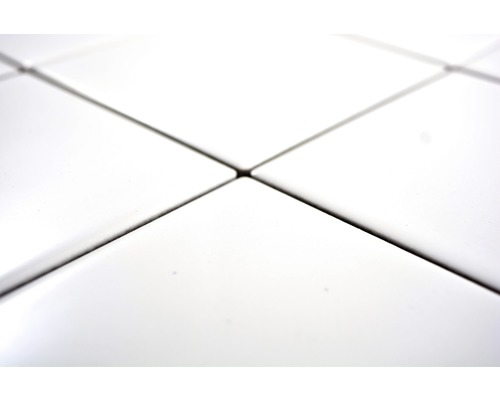 Close-up van witte tegels met voegen