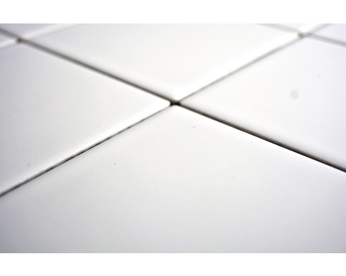 Close-up van witte vierkante tegels met voegen