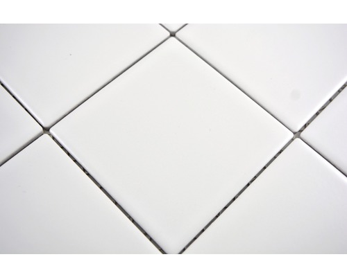 Detailopname van witte vierkante tegels met voegen