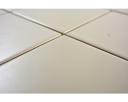 Close-up van gelegde tegels met voegmiddel