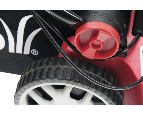 Detail van een grasmaaier met opvangbak en rode instelknop