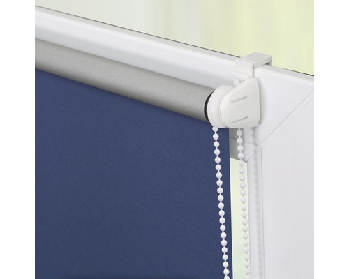 Blauw rolgordijn met kettingbediening en wit frame