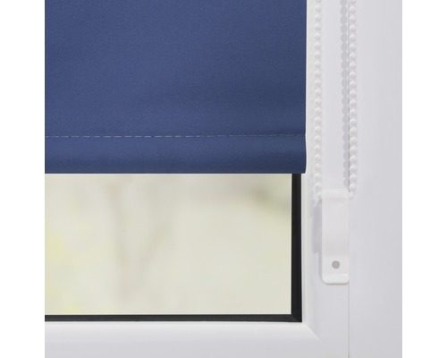 Blauw rolgordijn op raam met kettingbediening