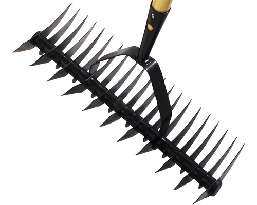 Verticuteermachine met houten handvat voor tuinonderhoud