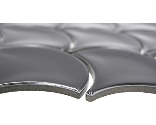 Close-up van keramische tegels in bladvorm voor wand- en vloerontwerp