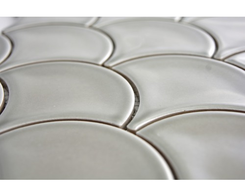 Keramische mozaïektegels in halvemaanvorm, close-up.