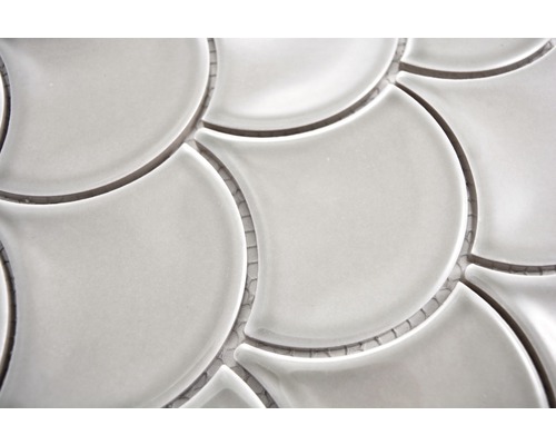 Close-up van keramische mozaïektegels in boogvorm