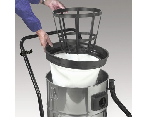 Een man plaatst een filterkorf in een nat- en droogzuiger.