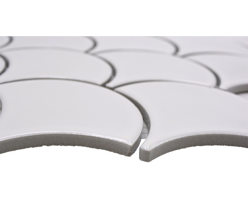 Witte keramische mozaïektegels in waaier vorm