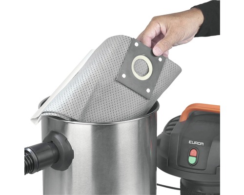 Een man plaatst een stofzuigerzak in een stofzuiger.