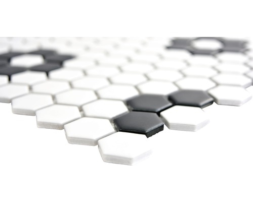 Zeshoekige mozaïektegels in zwart en wit