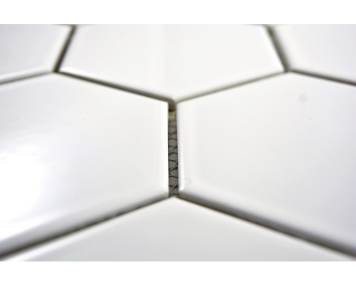 Close-up van zeshoekige, witte tegels met voegen