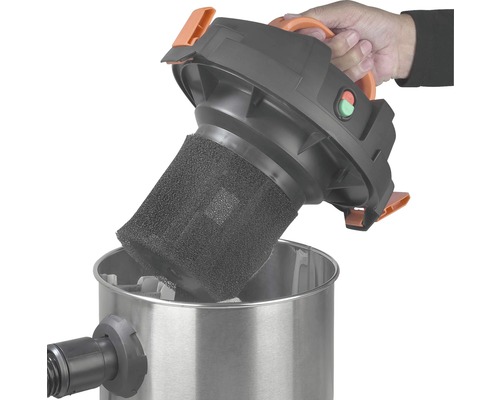 Een man plaatst een schuimstoffilter in een nat- en droogzuiger.