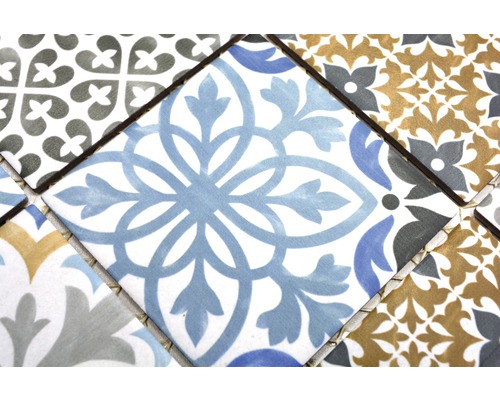 Meerkleurige tegels met decoratief patroon