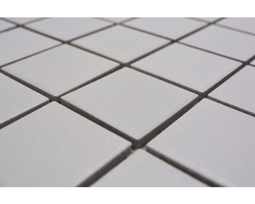 Close-up van vierkante, lichte keramische mozaïektegels