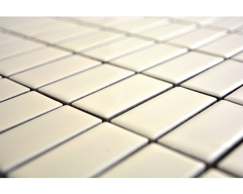 Close-up van rechthoekige, glanzende tegels die in een herhalend patroon zijn gerangschikt