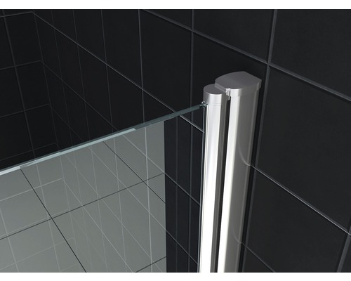 Detail van een douchecabine met glazen wand en aluminiumprofiel