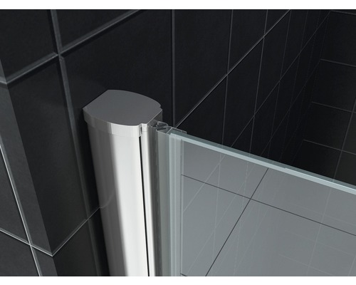 Detail van een douchecabine met zilverkleurig frame en glazen wand