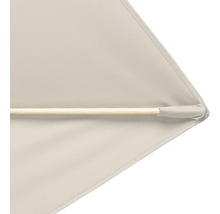 Detailweergave van een hoek van een parasol met houten steun