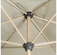 Onderkant van een parasol met houten frame en stoffen bekleding