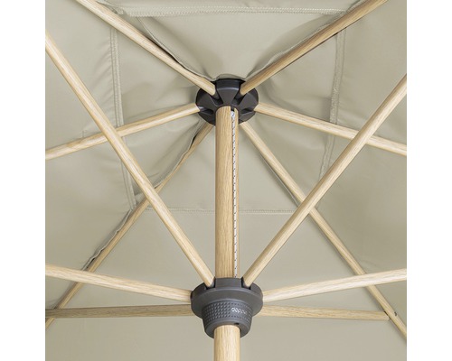 Onderkant van een parasol met houten frame en stoffen bekleding