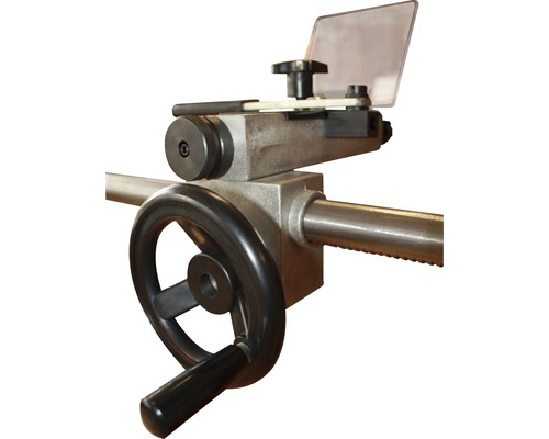 Gedetailleerde weergave van een metalen apparaat met handwiel en beschermkap