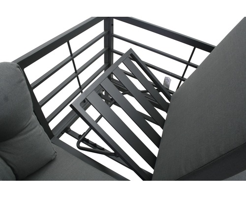 Detailaanzicht van een hoekbank met metalen frame en grijze kussens.