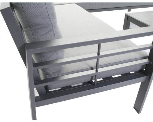 Detailopname van een tuinzitbank met aluminium frame en grijze kussens