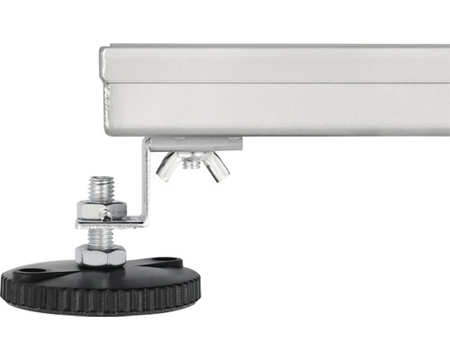 Detailopname van een machineframevoet met draadspindel en stelvoet