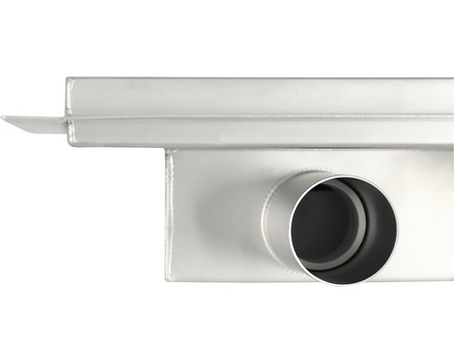 Detailopname van een afwateringsgoot van roestvrij staal