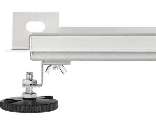 Detail van een metalen rail met verstelbare voet voor aanpassing