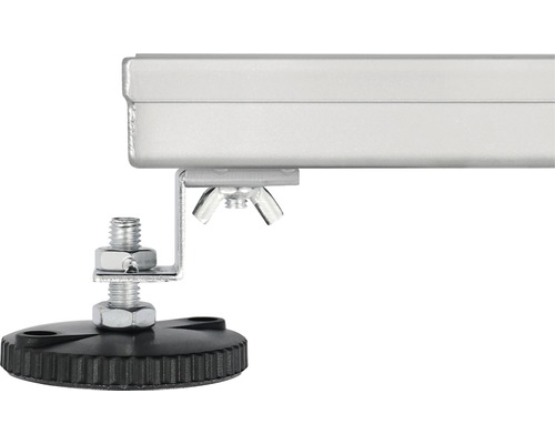 Gedetailleerde opname van een aluminiumprofiel met stelvoet voor nivellering