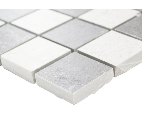 Detailopname van een mozaïektegel van natuursteen in vierkante vorm