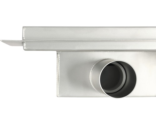 Detailopname van een roestvrijstalen afvoerkanaal met buisaansluiting