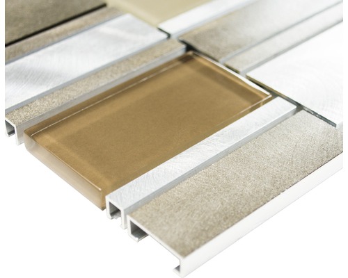 Detailopname van mozaïektegels van glas en steen