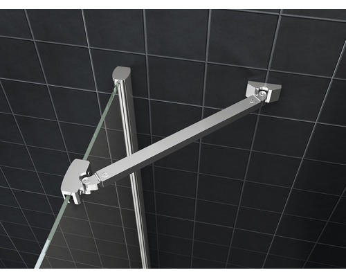 Detailaanzicht van een douchecabine met stabilisatiestang van metaal