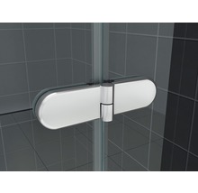 Metalen douchedeurscharnier op een glazen douche