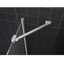 Detailopname van een douchecabine met stabilisatiestang