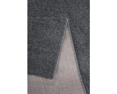 Grijs tapijt met geknoopte textuur