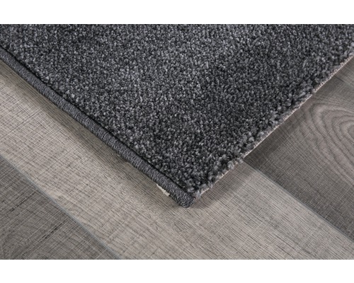 Grijs tapijt op houten vloer