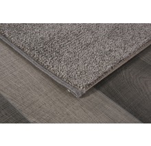 Detailweergave van een grijs tapijt met korte pool op een houten vloer