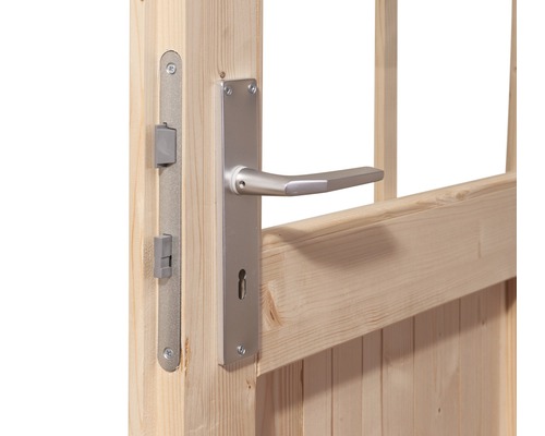 Detailopname van een houten poortdeurslot met handgreep