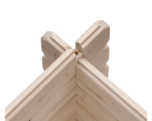 Detailopname van een hoek van een blokhut met houten verbindingen