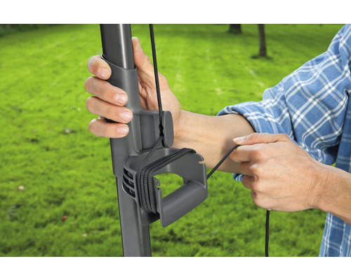 Man bevestigt touw aan parasolvoet