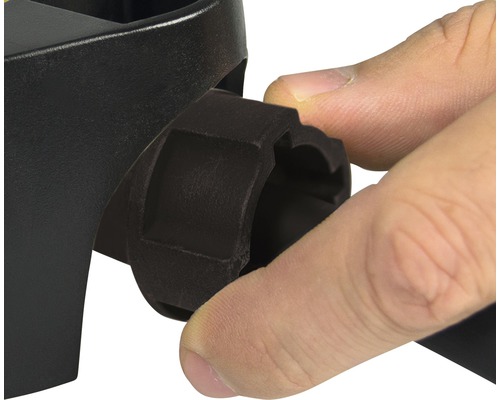 Close-up van een hand die een kunststof onderdeel aan een gereedschap bevestigt