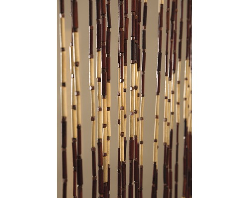 Detailopname van een decoratief houten kralengordijn